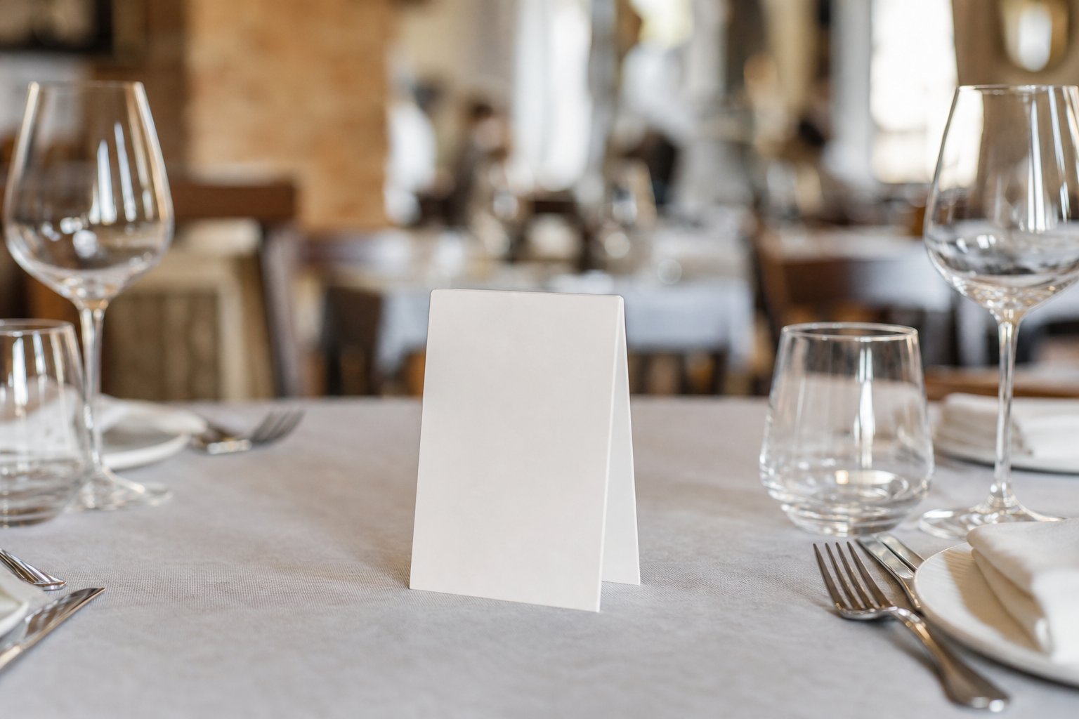 Un piccolo segnatavolo in piedi su un tavolo apparecchiato di un ristorante